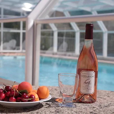 Maison Charmante à Avec Piscine Partagée